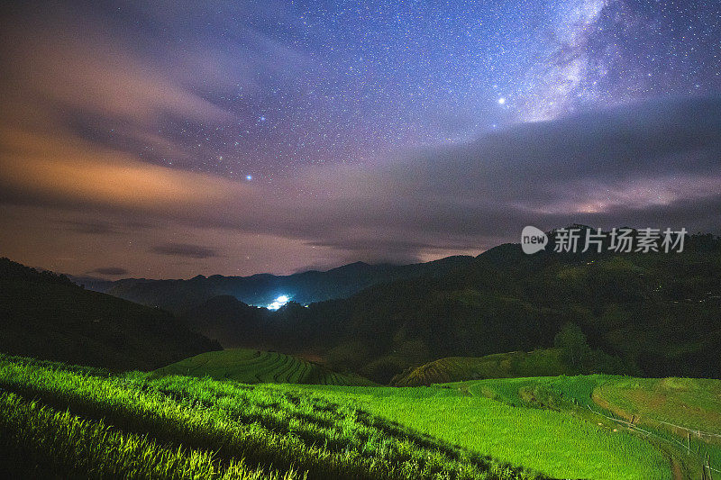 银河明亮的天空和银河星星的背景空间夜晚景观绿色稻田准备在越南西北部的梯田绿色山在木仓寨，Yen Bai，越南风景